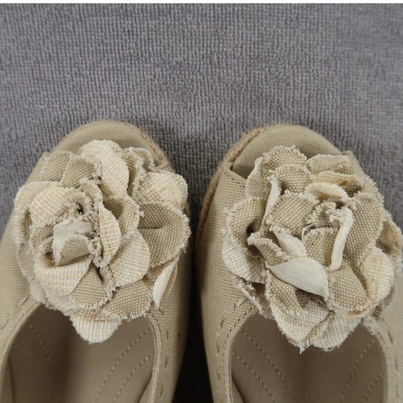Natralizer. Tan Espadrilles with Floral Detail - Picture 6 of 10